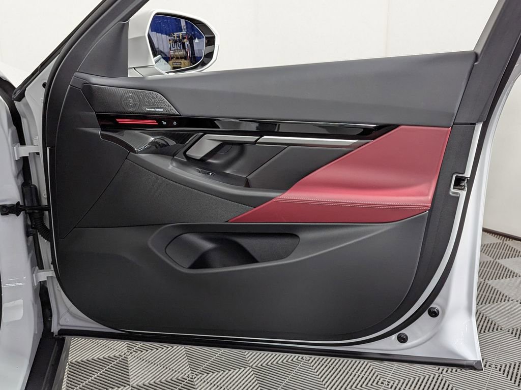 Used 2025 BMW 530i xDrive image 28