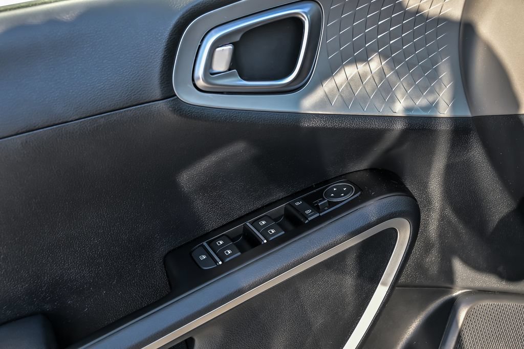 Used 2022 Kia Soul LX w/ Technology Package FWD image 12