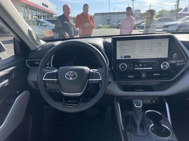 Used 2023 Toyota Highlander Limited image 12
