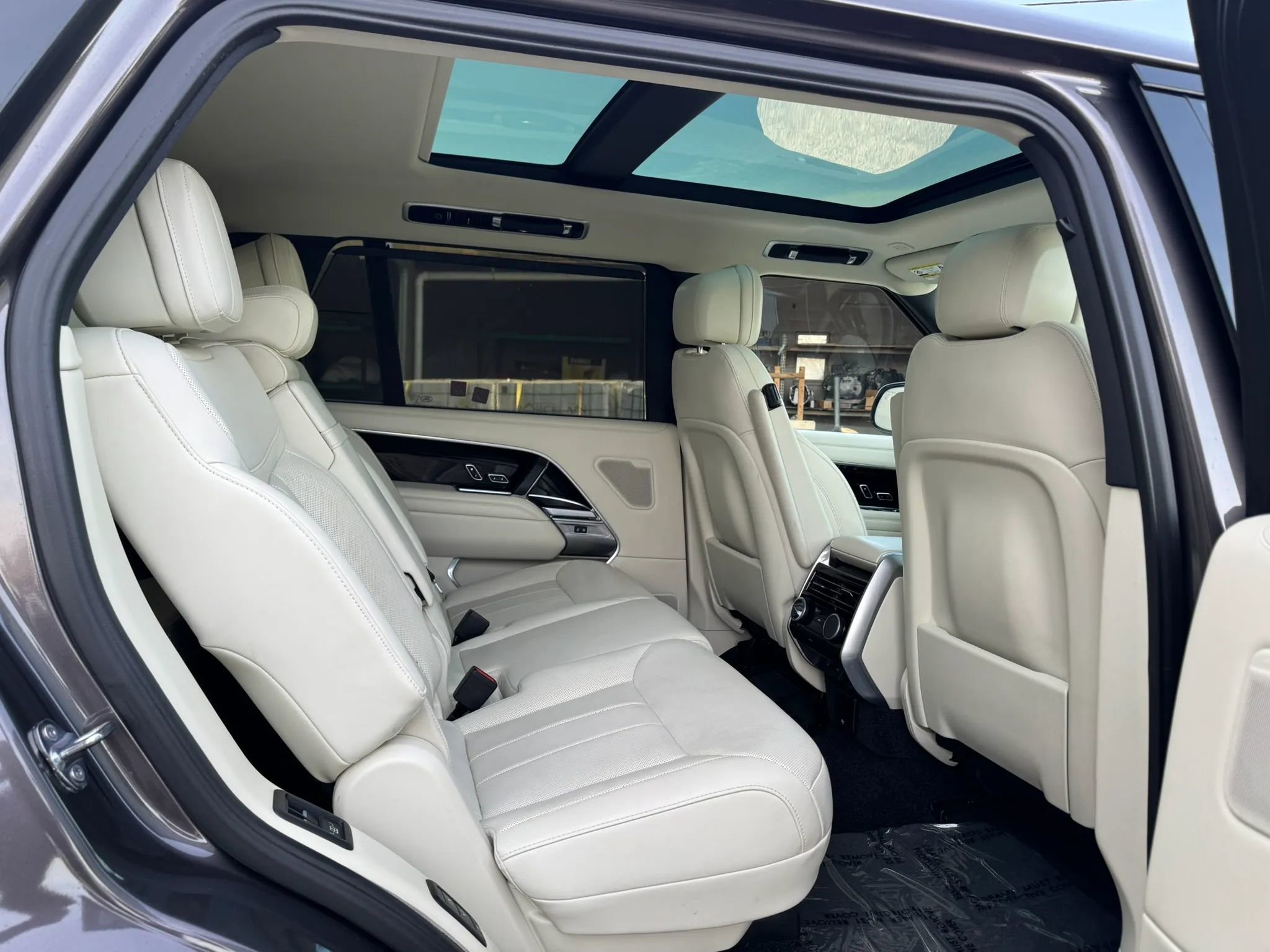 Used 2025 Land Rover Range Rover Long Wheelbase SE image 31