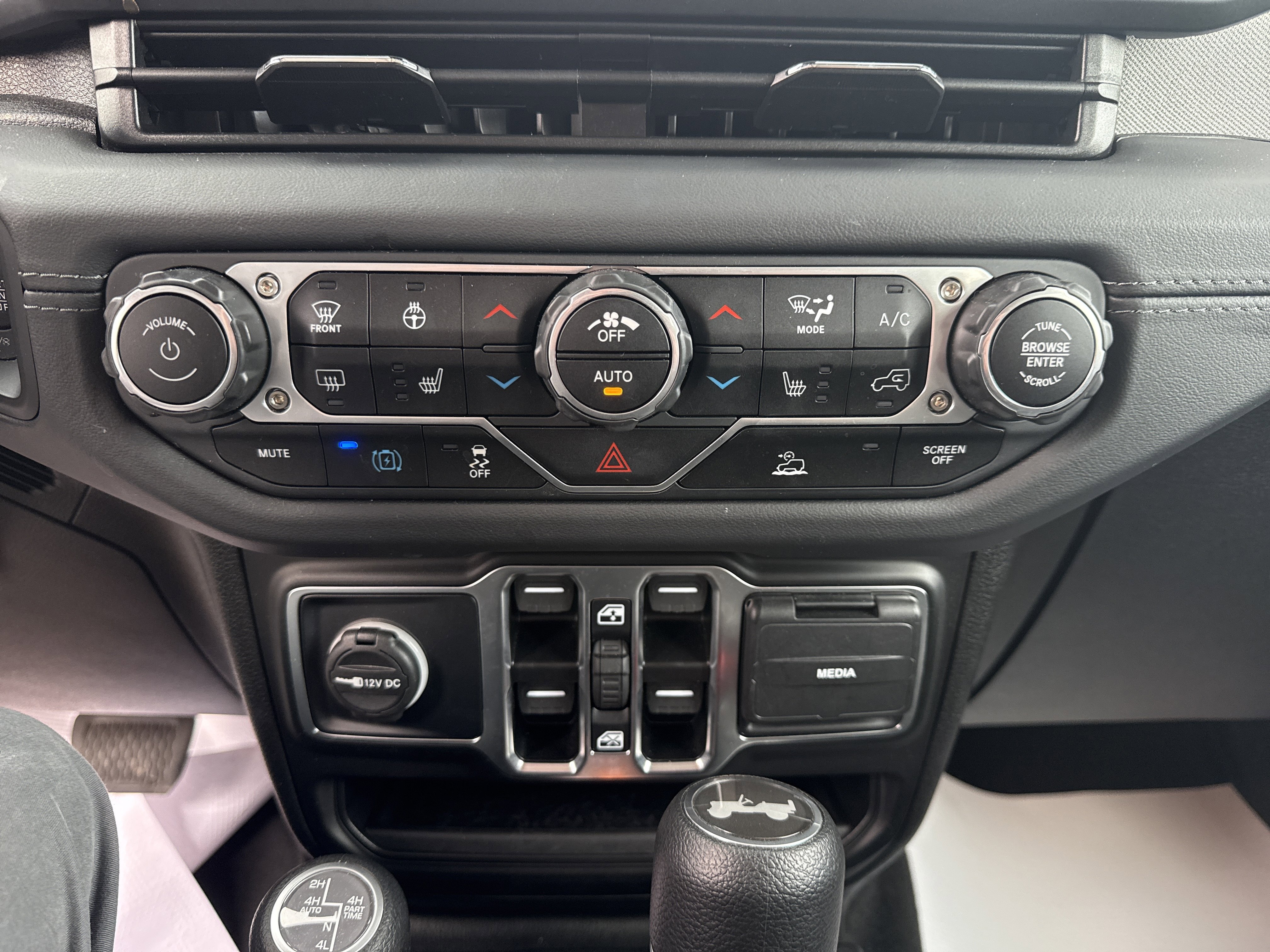 Used 2025 Jeep Wrangler Sahara image 24