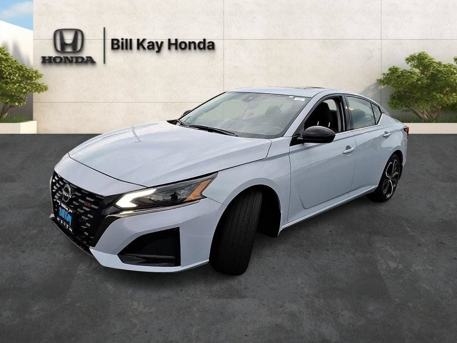 Used 2023 Nissan Altima 2.5 SR w/ SR Premium Package FWD image 8