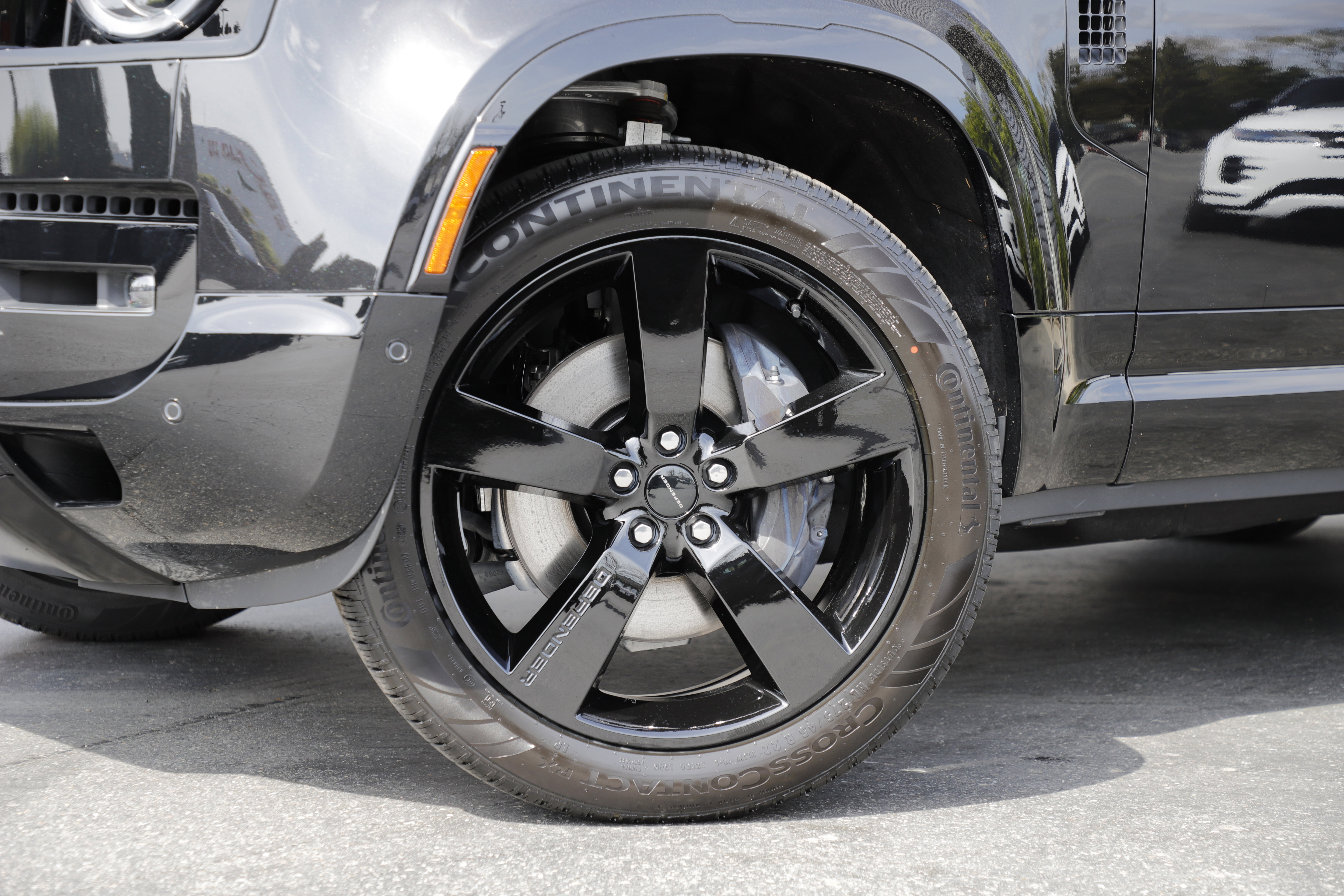 New 2026 Land Rover Defender 110 X-Dynamic SE image 2