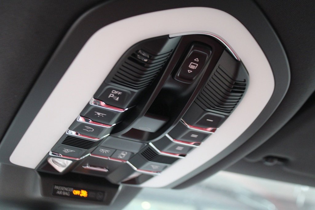 Used 2025 Porsche Macan image 30