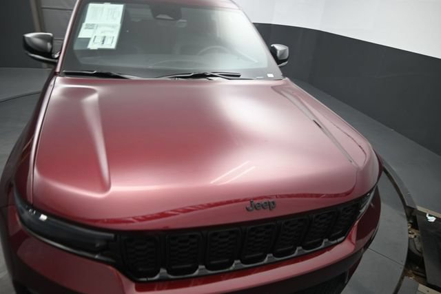 Used 2025 Jeep Grand Cherokee Altitude AWD/4WD image 6