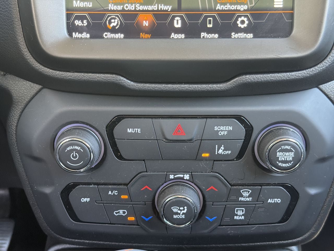 Used 2023 Jeep Renegade Latitude AWD/4WD image 19