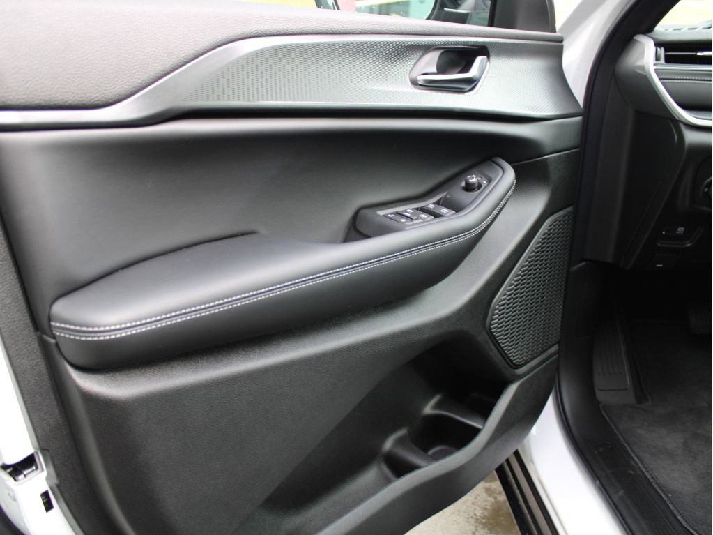 New 2025 Jeep Grand Cherokee Altitude image 9