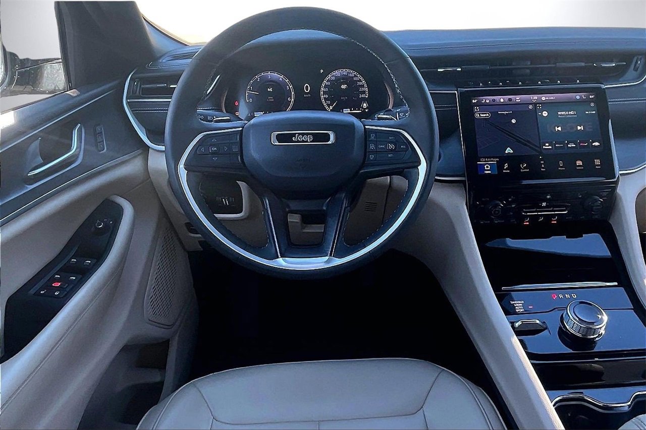 Used 2023 Jeep Grand Cherokee Limited w/ Black Appearance Package image 10