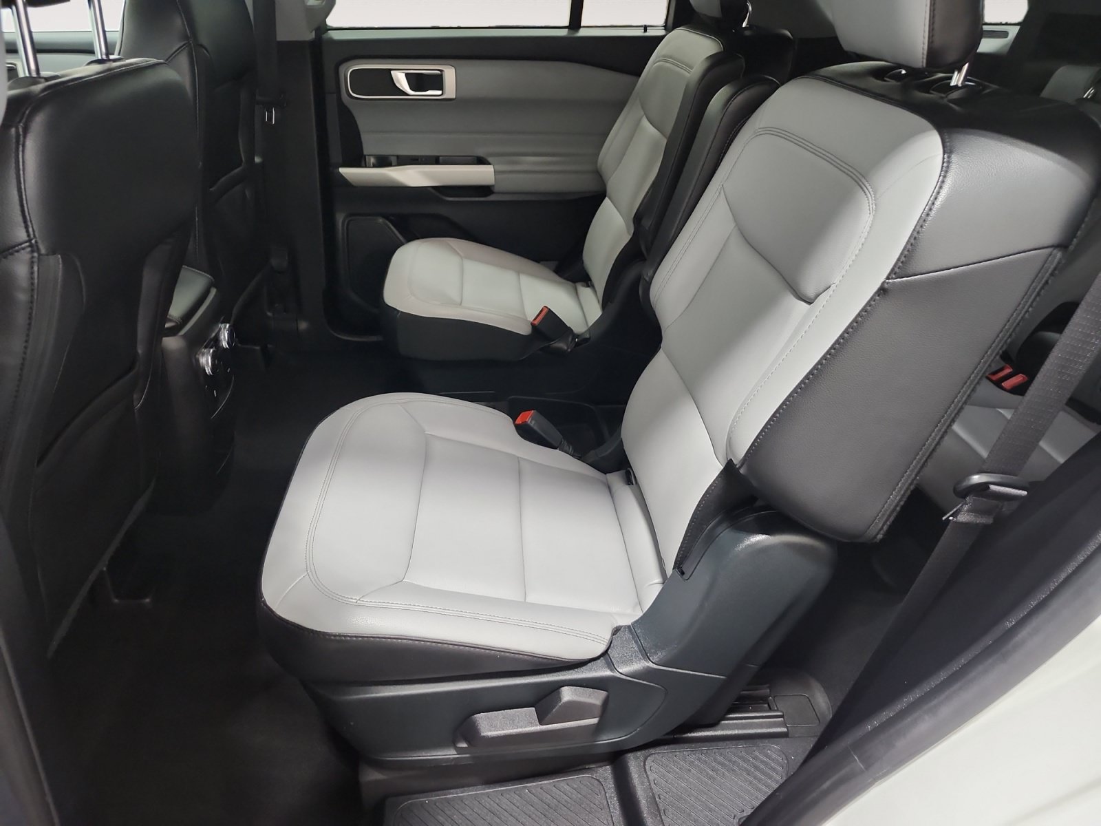 Used 2021 Ford Explorer XLT w/ Equipment Group 202A AWD/4WD image 14