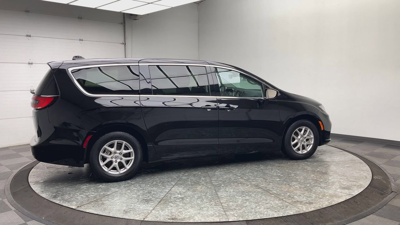Used 2024 Chrysler Pacifica Touring-L FWD image 39