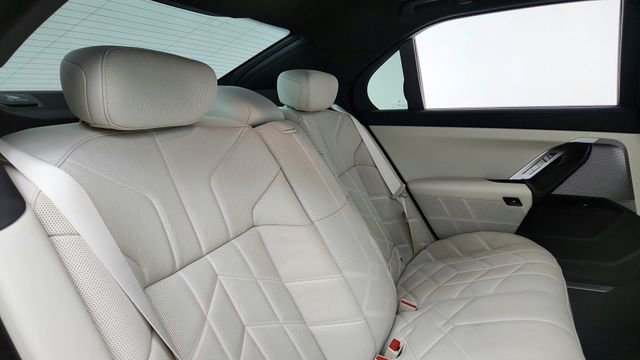 Used 2025 BMW 740i xDrive image 25