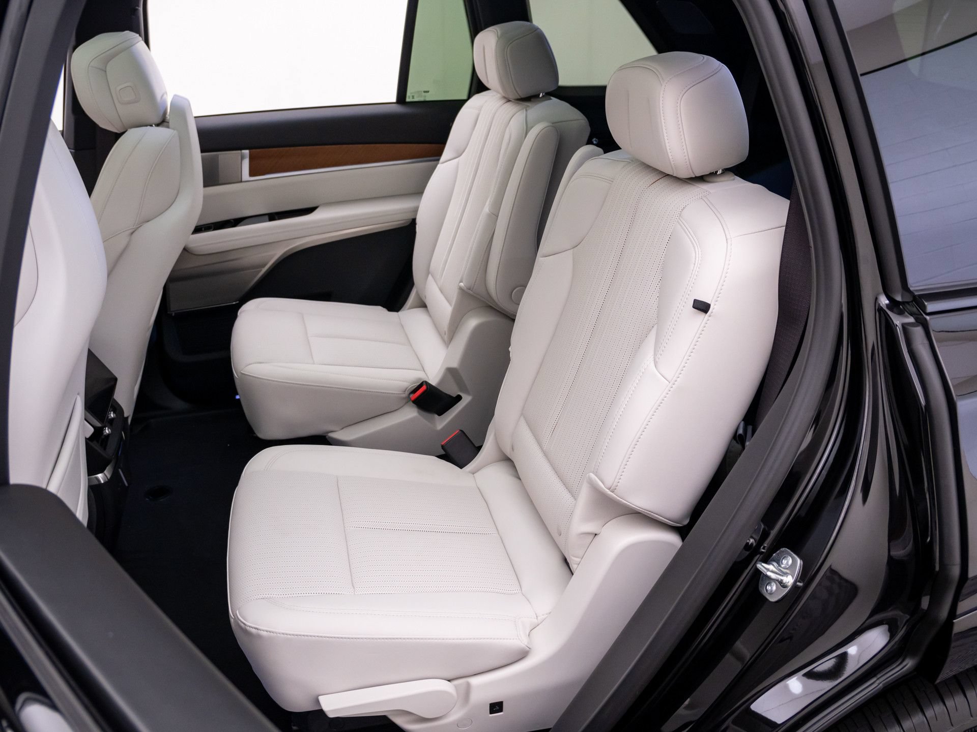 New 2027 Cadillac Vistiq Luxury w/ LPO, Floor Liner Package AWD/4WD image 15