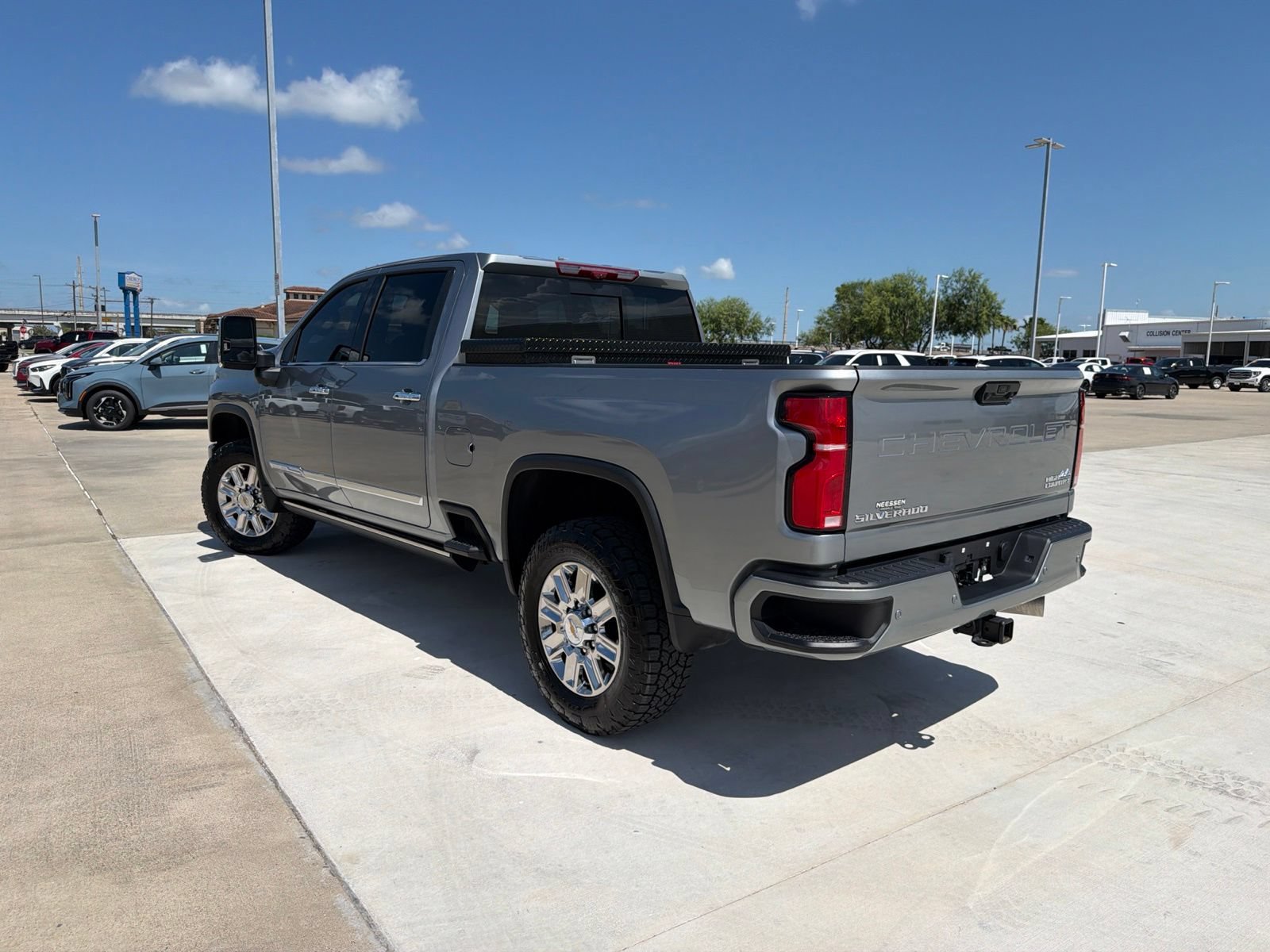 Used 2026 Chevrolet Silverado 2500 High Country w/ High Country Premium Package AWD/4WD image 5