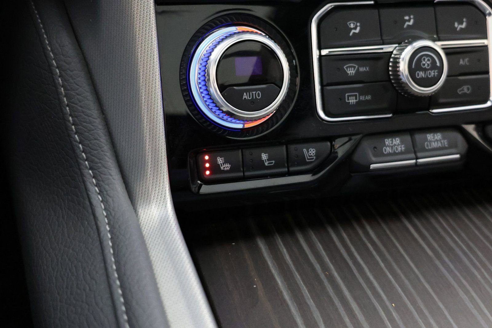 Used 2021 GMC Yukon XL Denali w/ Denali Premium Package image 9