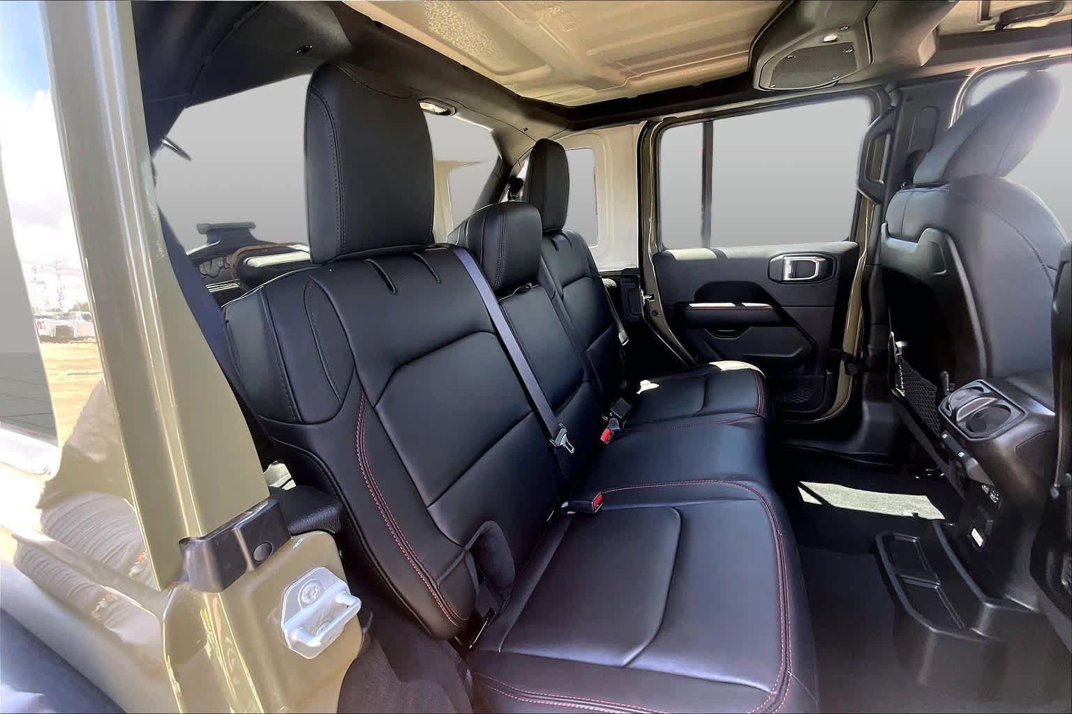 Used 2025 Jeep Wrangler Unlimited Rubicon w/ Convenience Group AWD/4WD image 21
