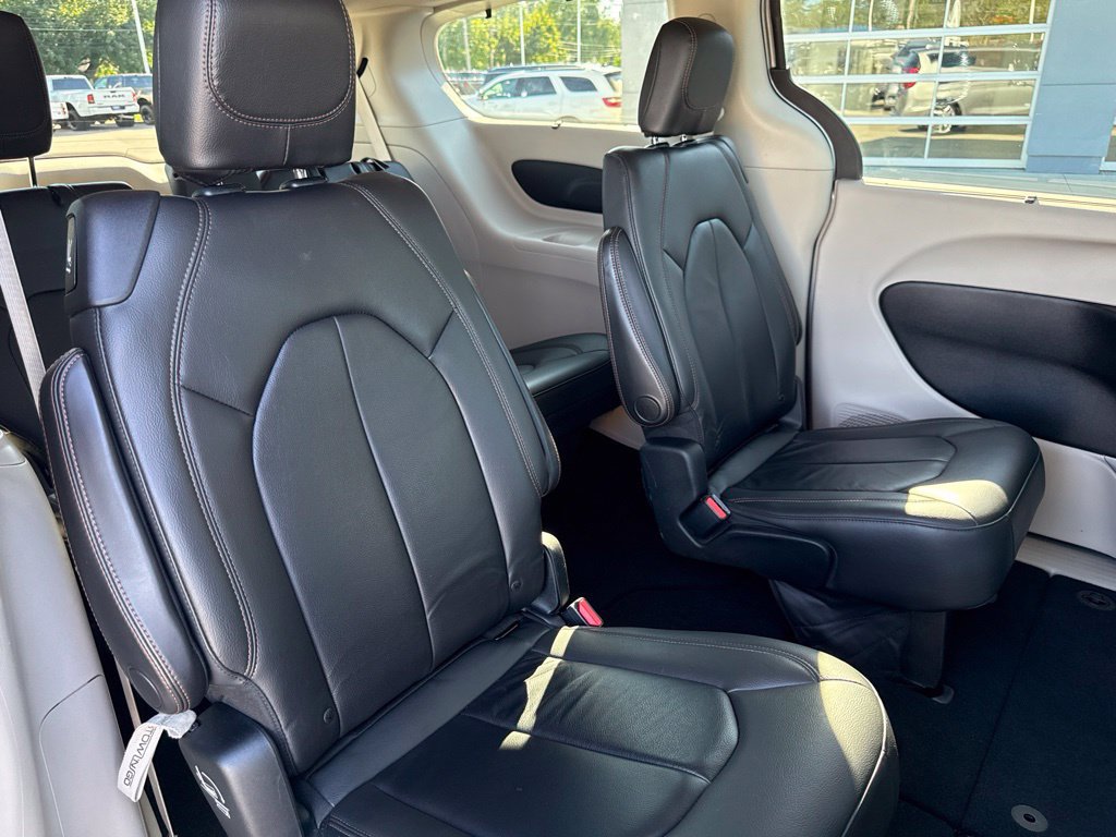 Used 2017 Chrysler Pacifica Touring-L w/ Tire & Wheel Group FWD image 36