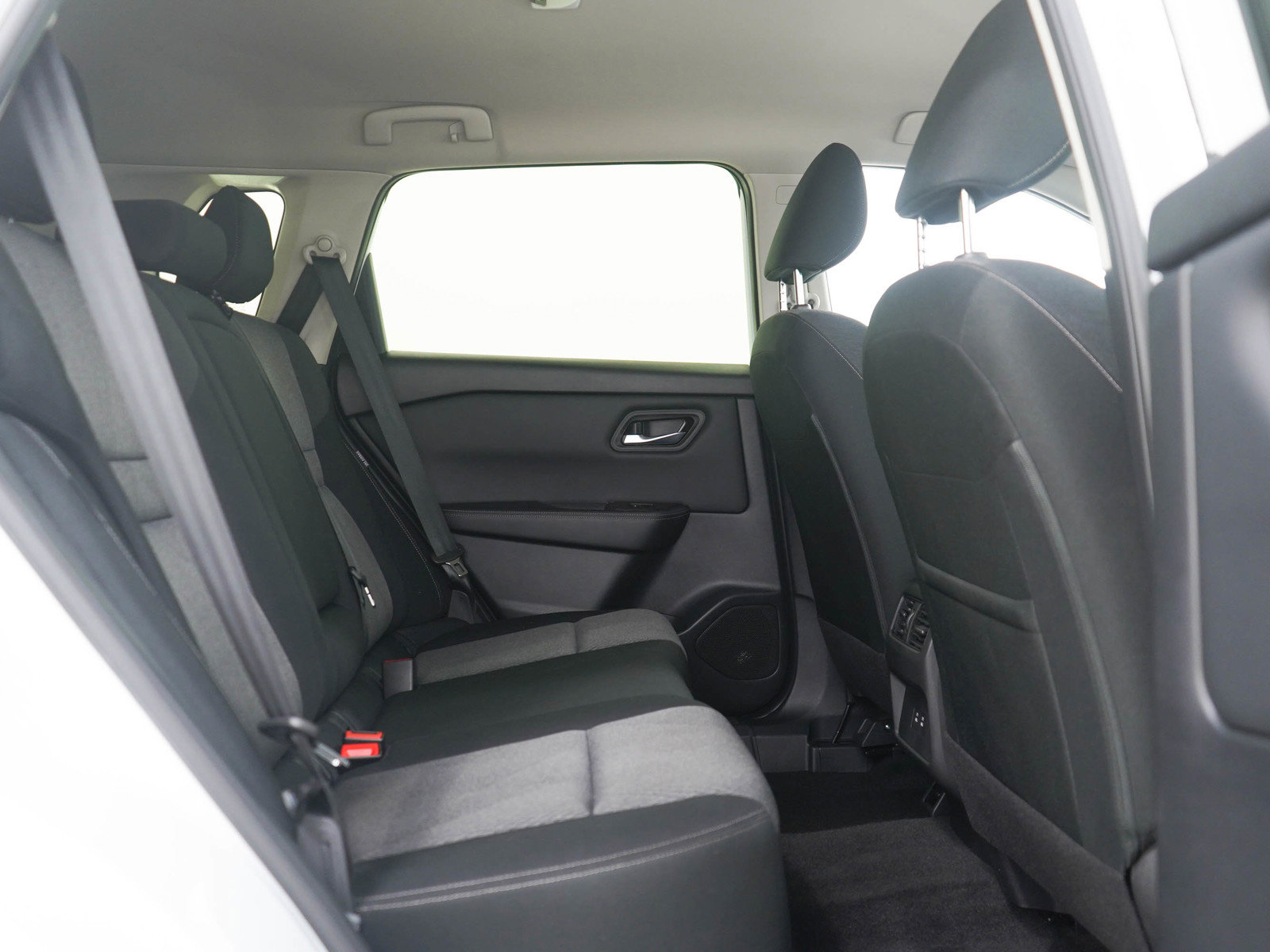 Used 2025 Nissan Rogue SV image 12