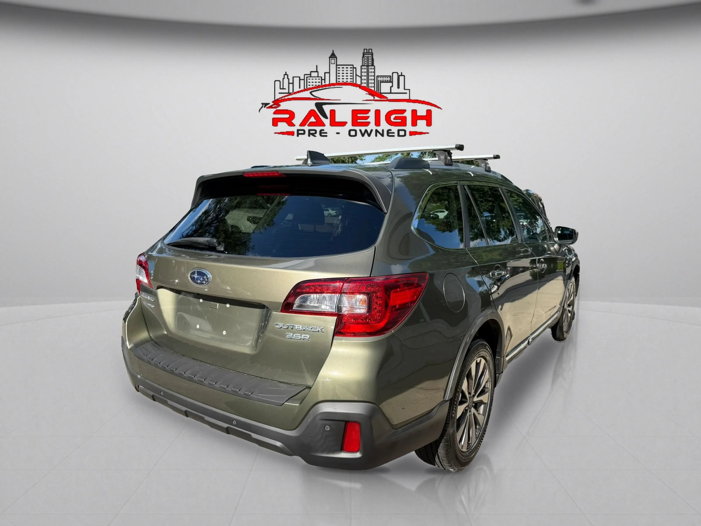Used 2018 Subaru Outback 3.6R Touring AWD/4WD image 5