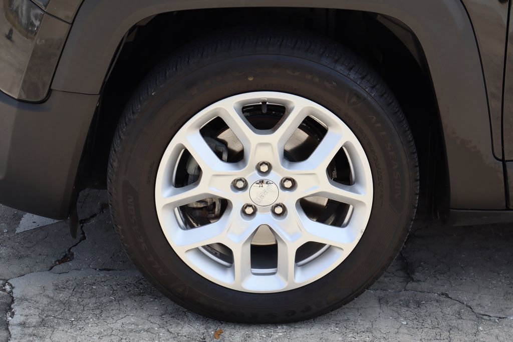 Used 2017 Jeep Renegade Latitude FWD image 30