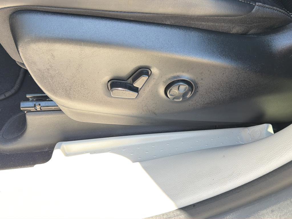 Used 2023 Chrysler Pacifica Touring-L FWD image 19
