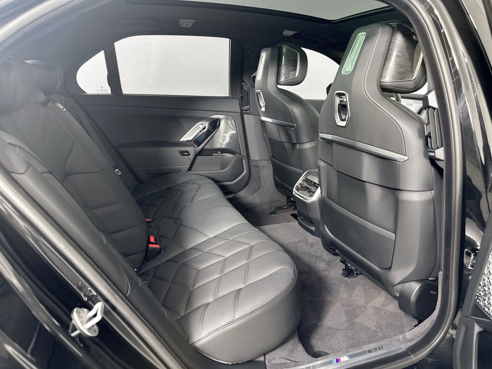 New 2026 BMW 750e xDrive w/ Executive Package image 24