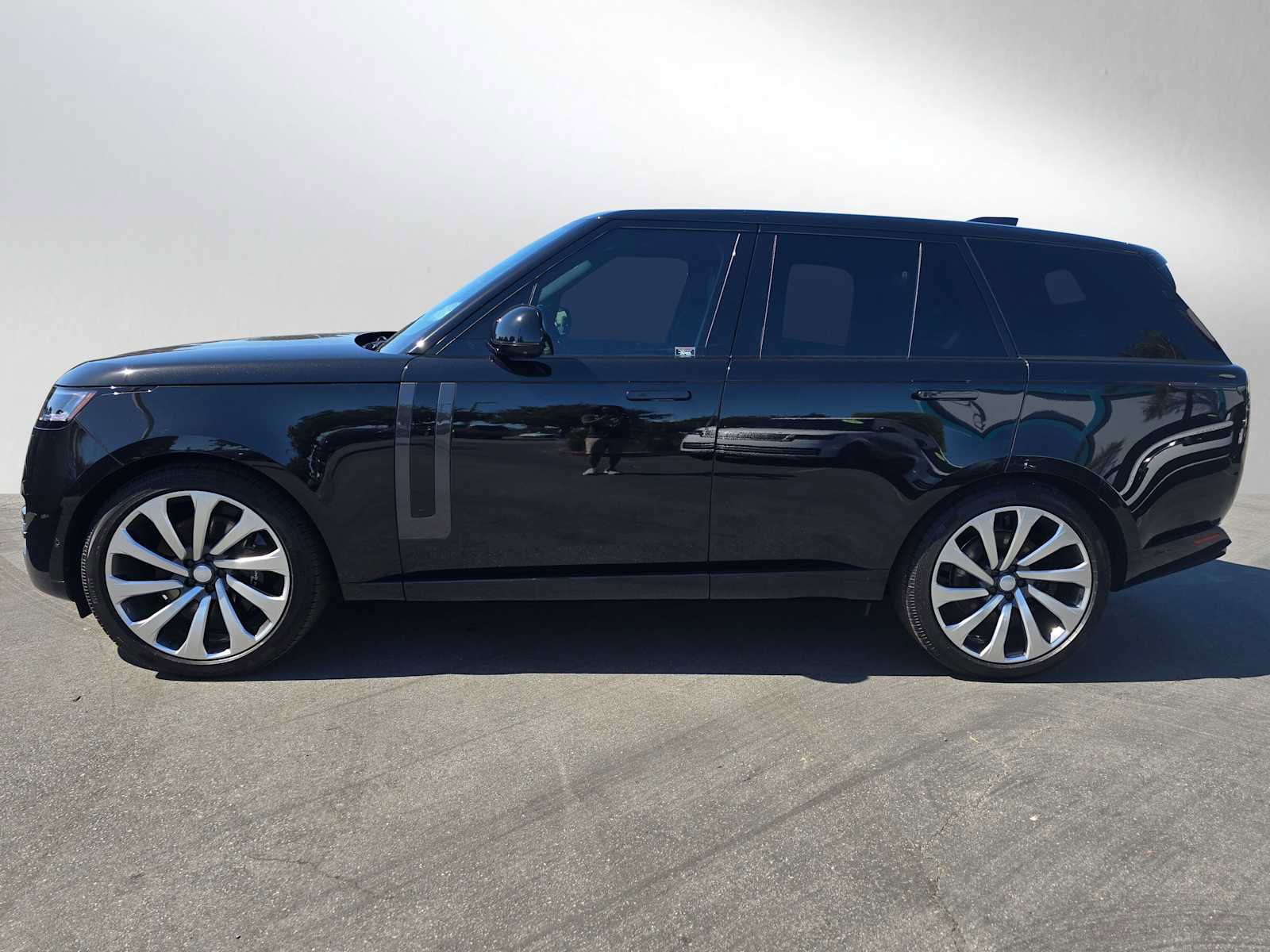 New 2025 Land Rover Range Rover SE image 4