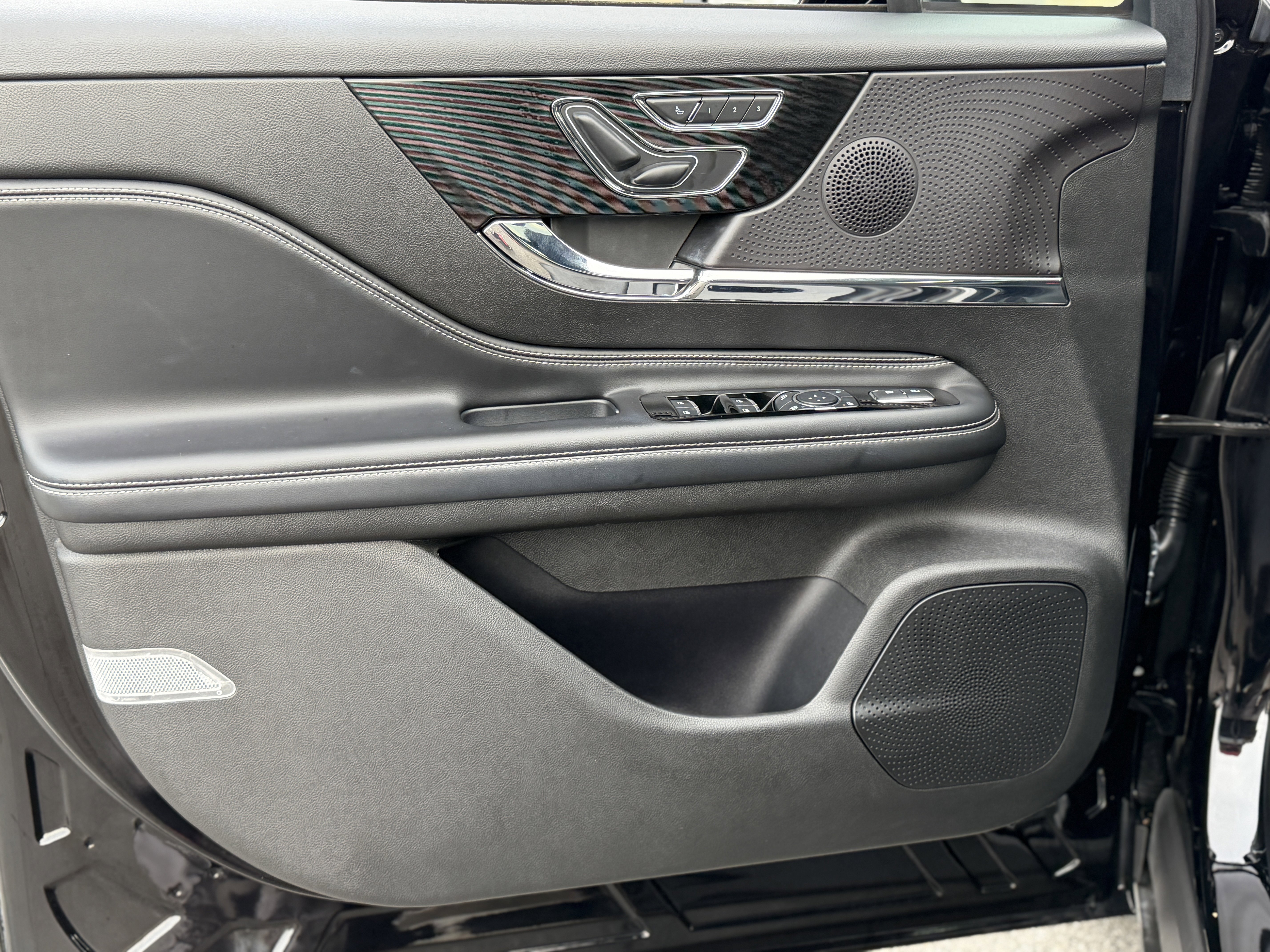 Certified 2023 Lincoln Corsair FWD image 12