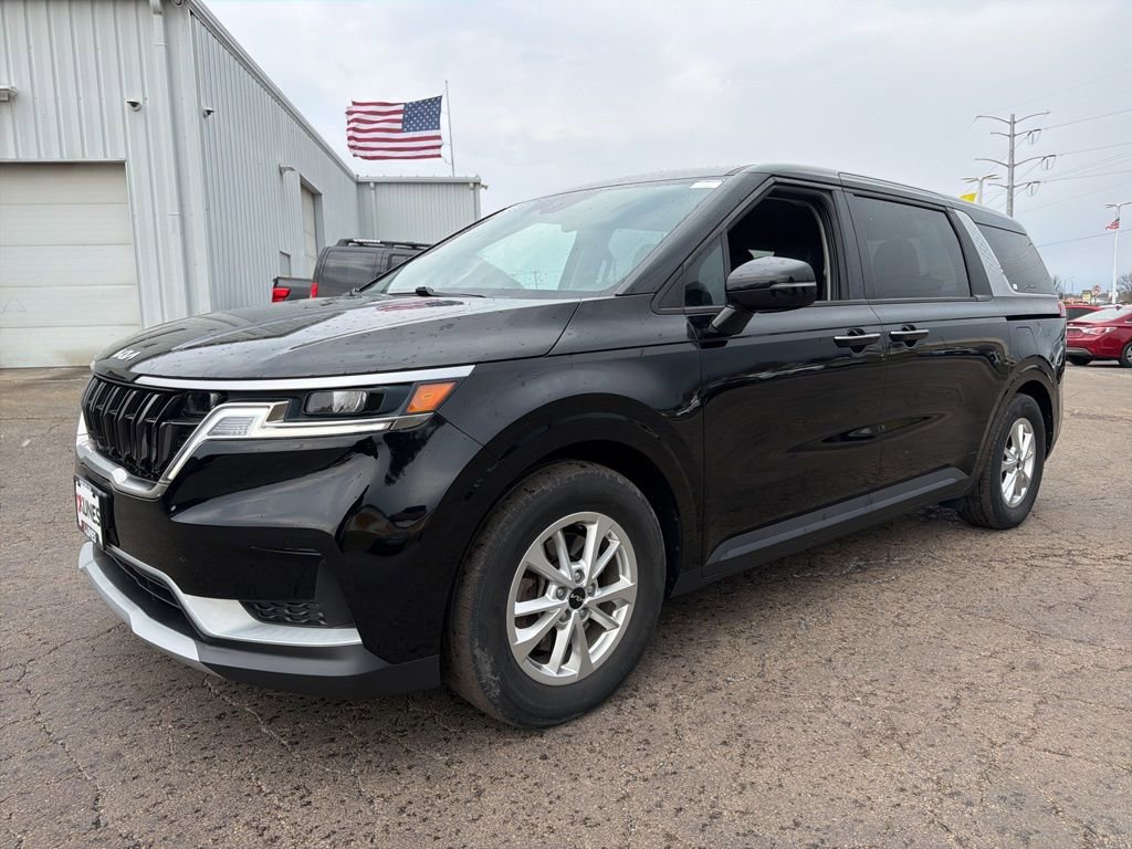 Used 2023 Kia Carnival LX image 9