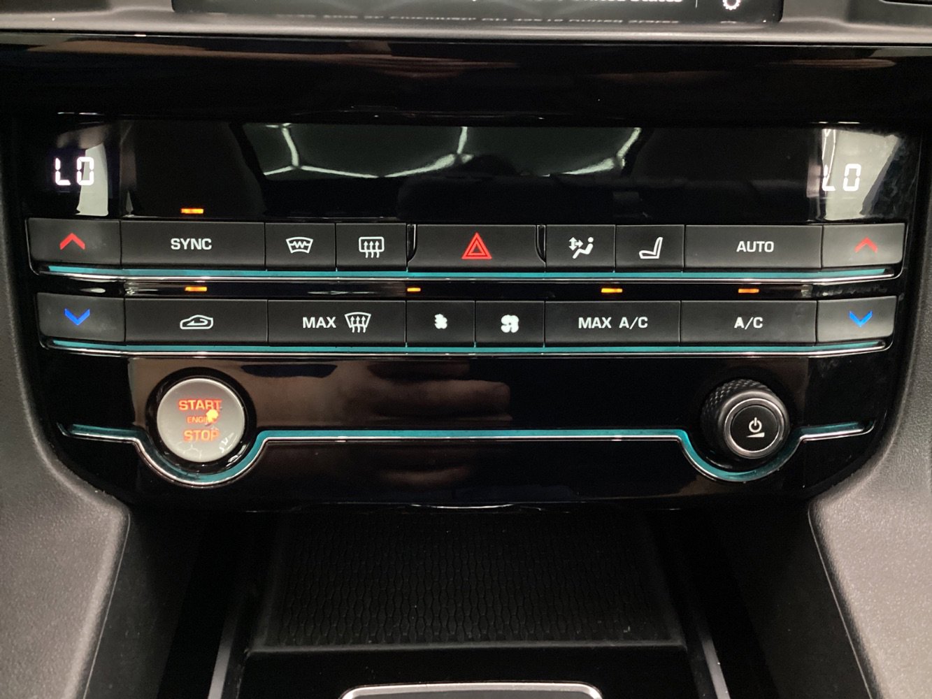 Used 2018 Jaguar F-PACE Premium image 36