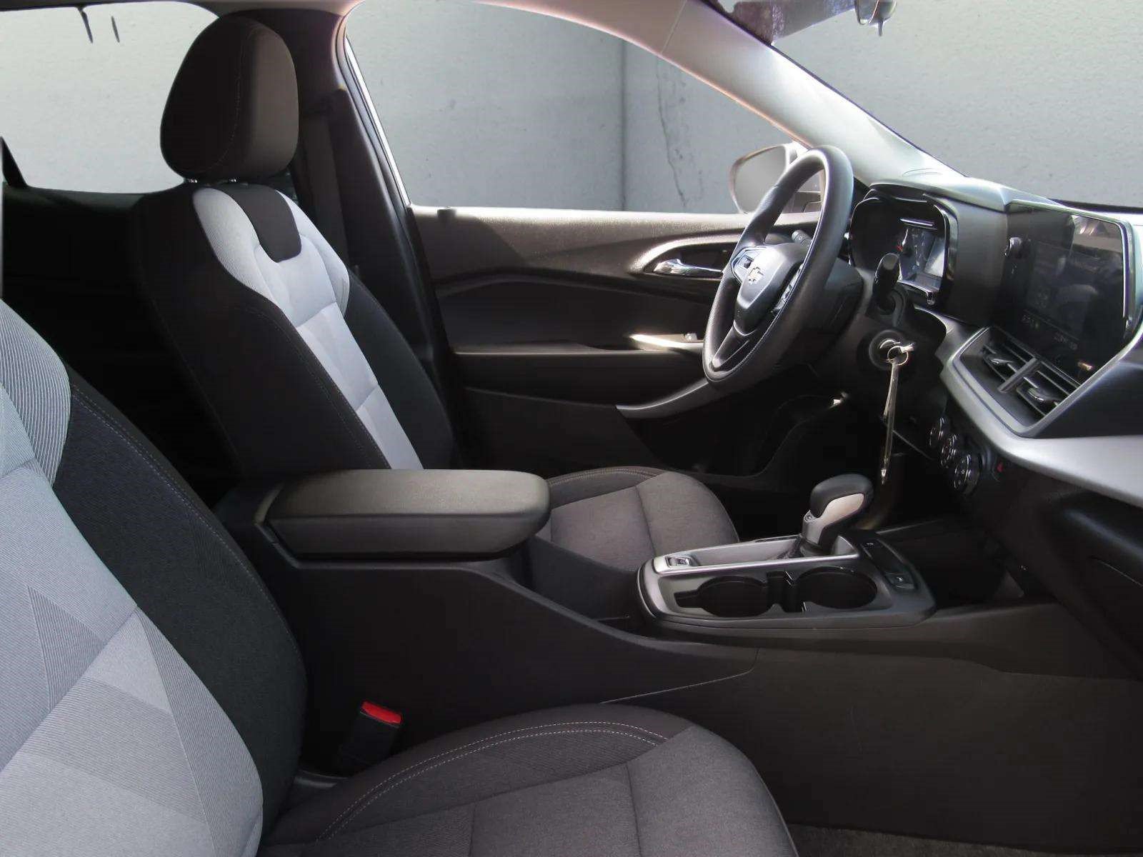 Used 2024 Chevrolet Trax LS w/ LS Convenience Package FWD image 8