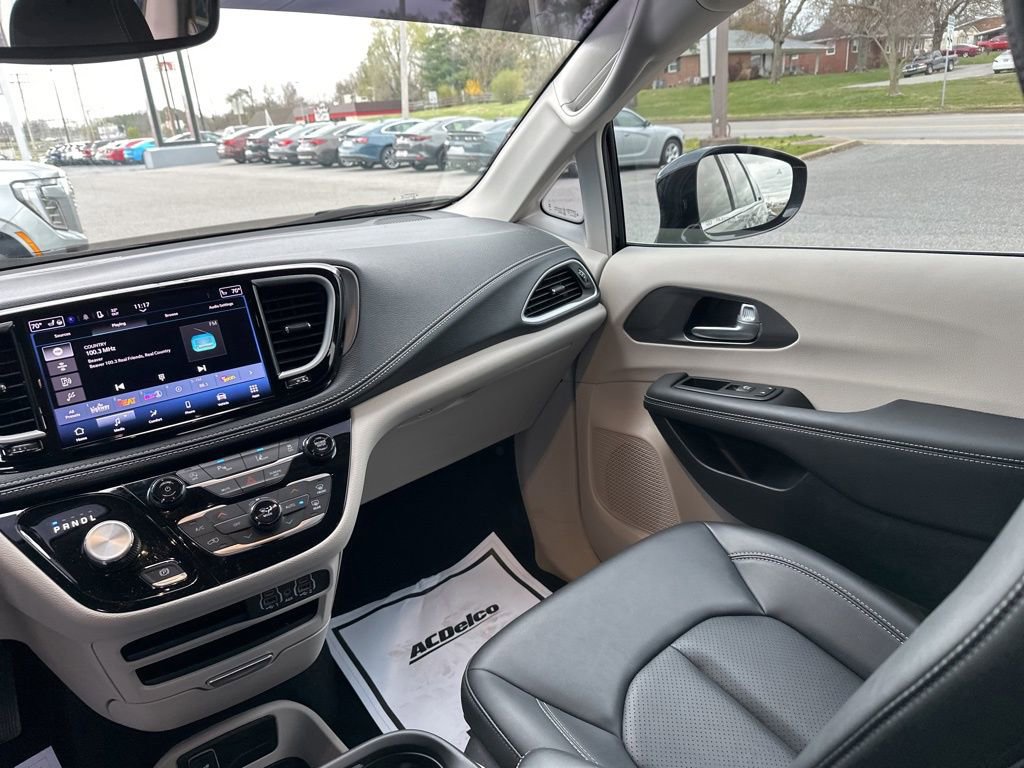 Used 2024 Chrysler Pacifica Touring-L image 15