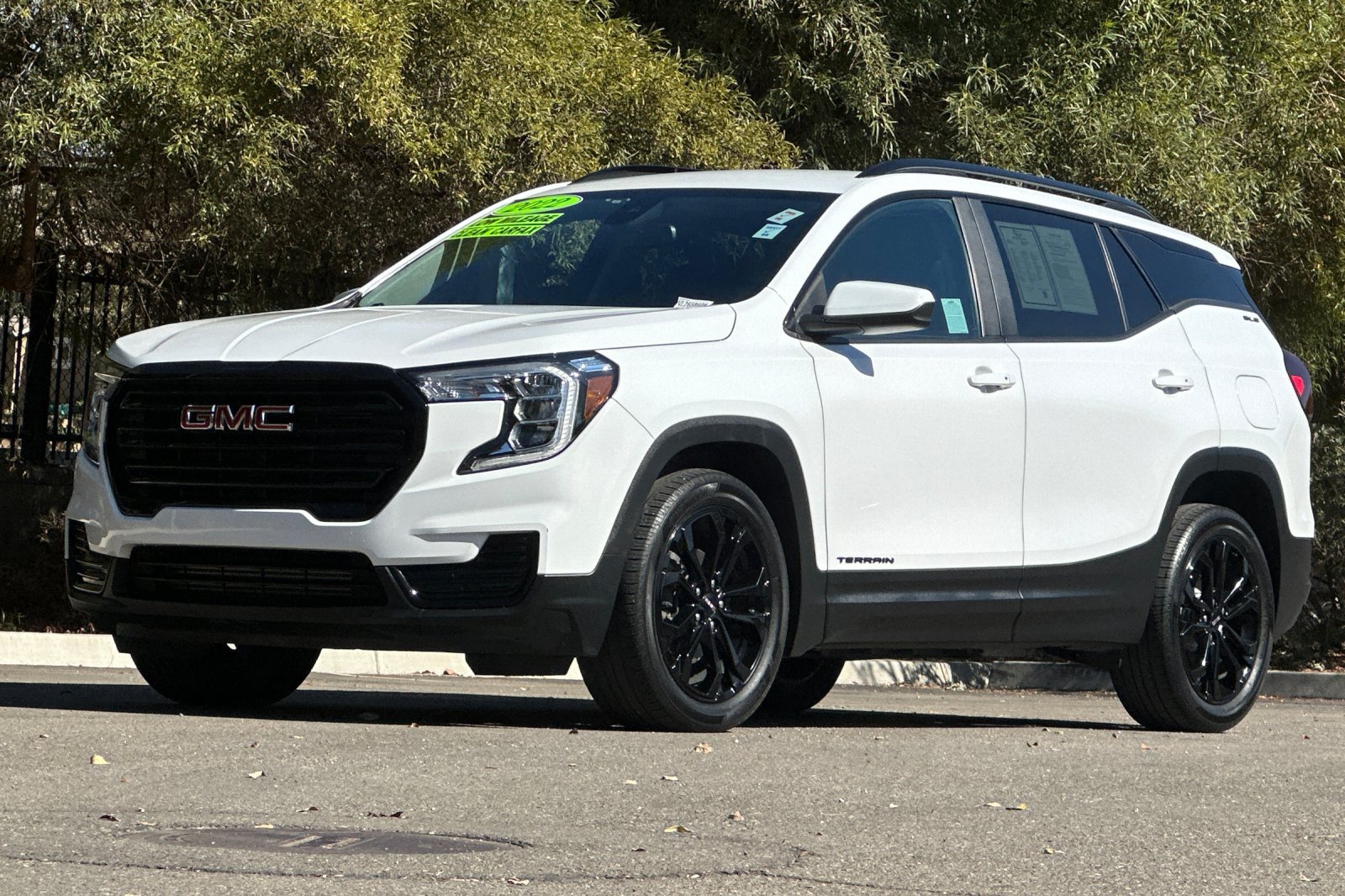 Used 2022 GMC Terrain SLE w/ Driver Convenience Package FWD image 8