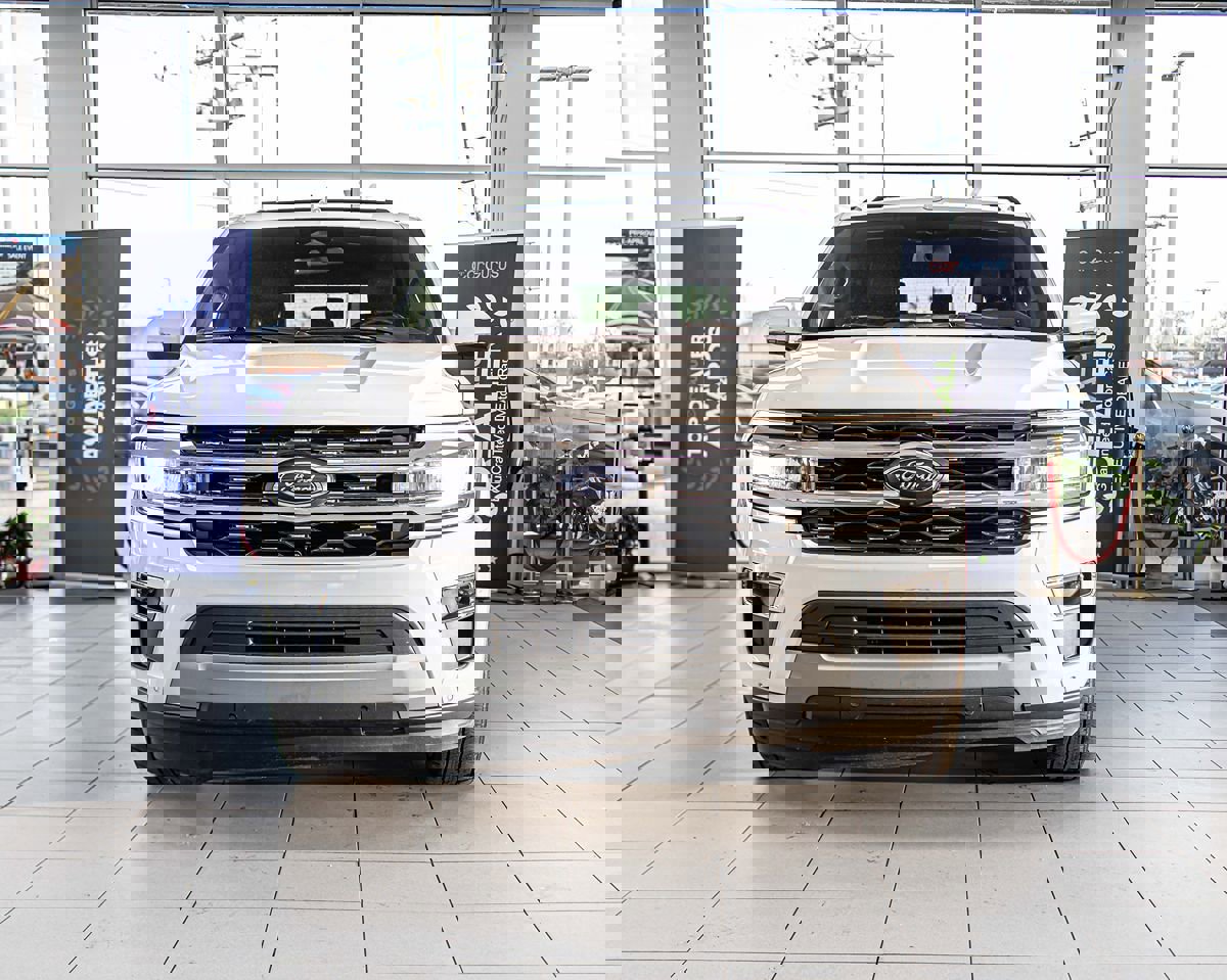 Used 2024 Ford Expedition Limited AWD/4WD image 2