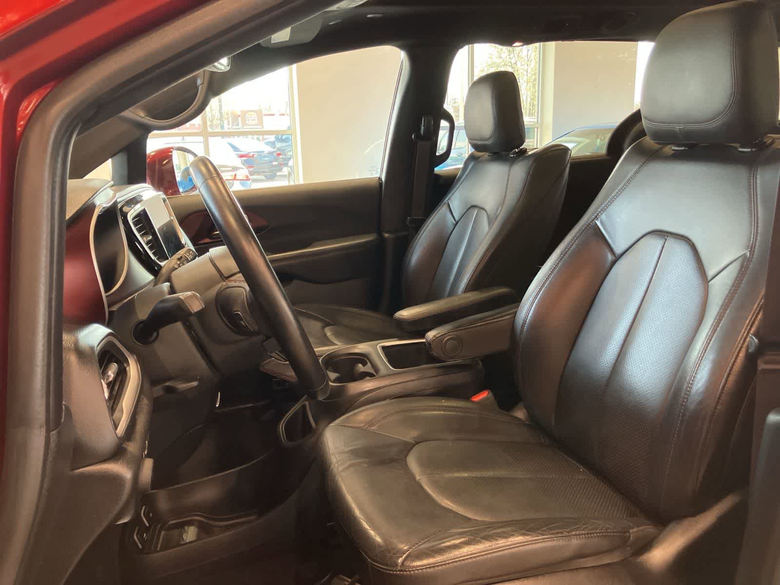 Used 2020 Chrysler Pacifica Touring-L FWD image 12