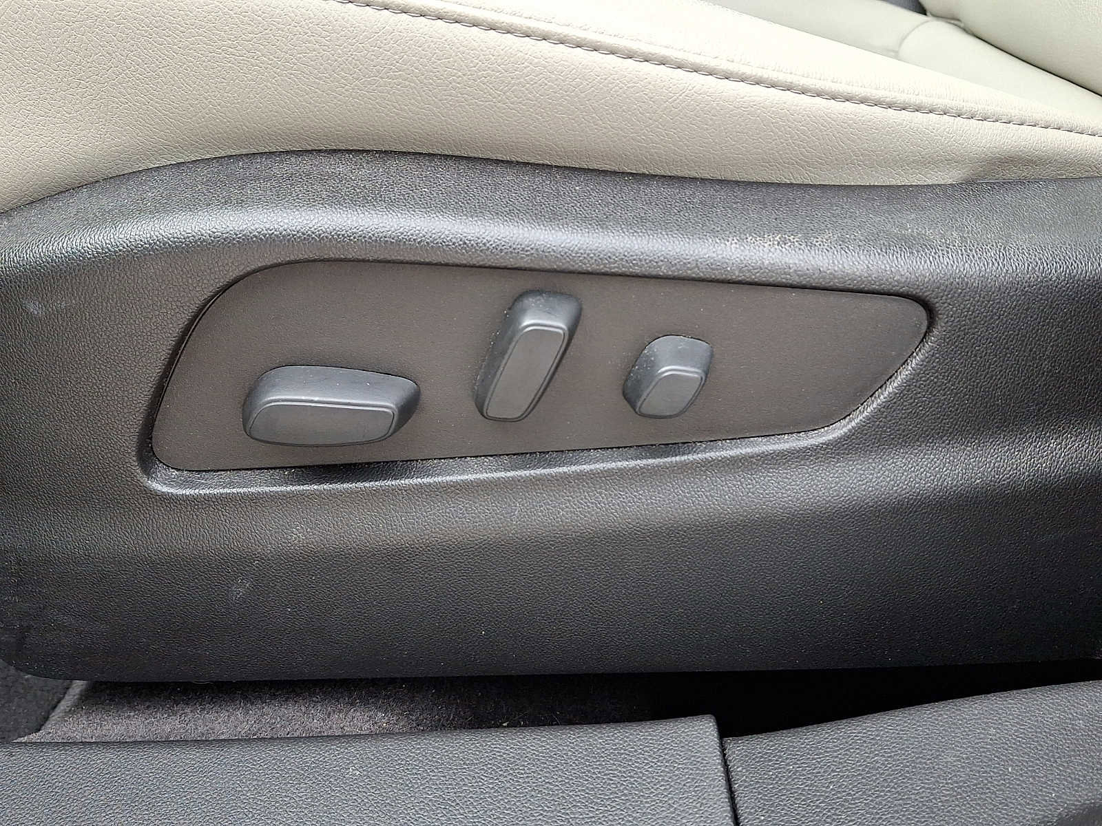 Certified 2023 Cadillac XT4 Luxury w/ Cold Weather Package image 18