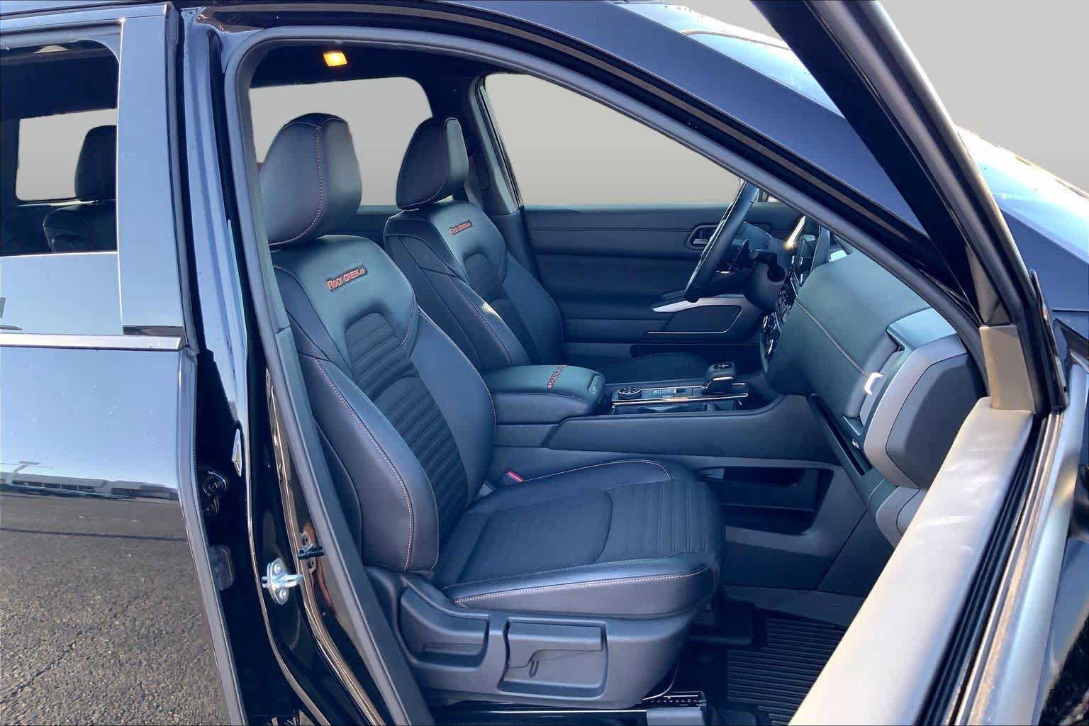 Used 2025 Nissan Pathfinder Rock Creek AWD/4WD image 9