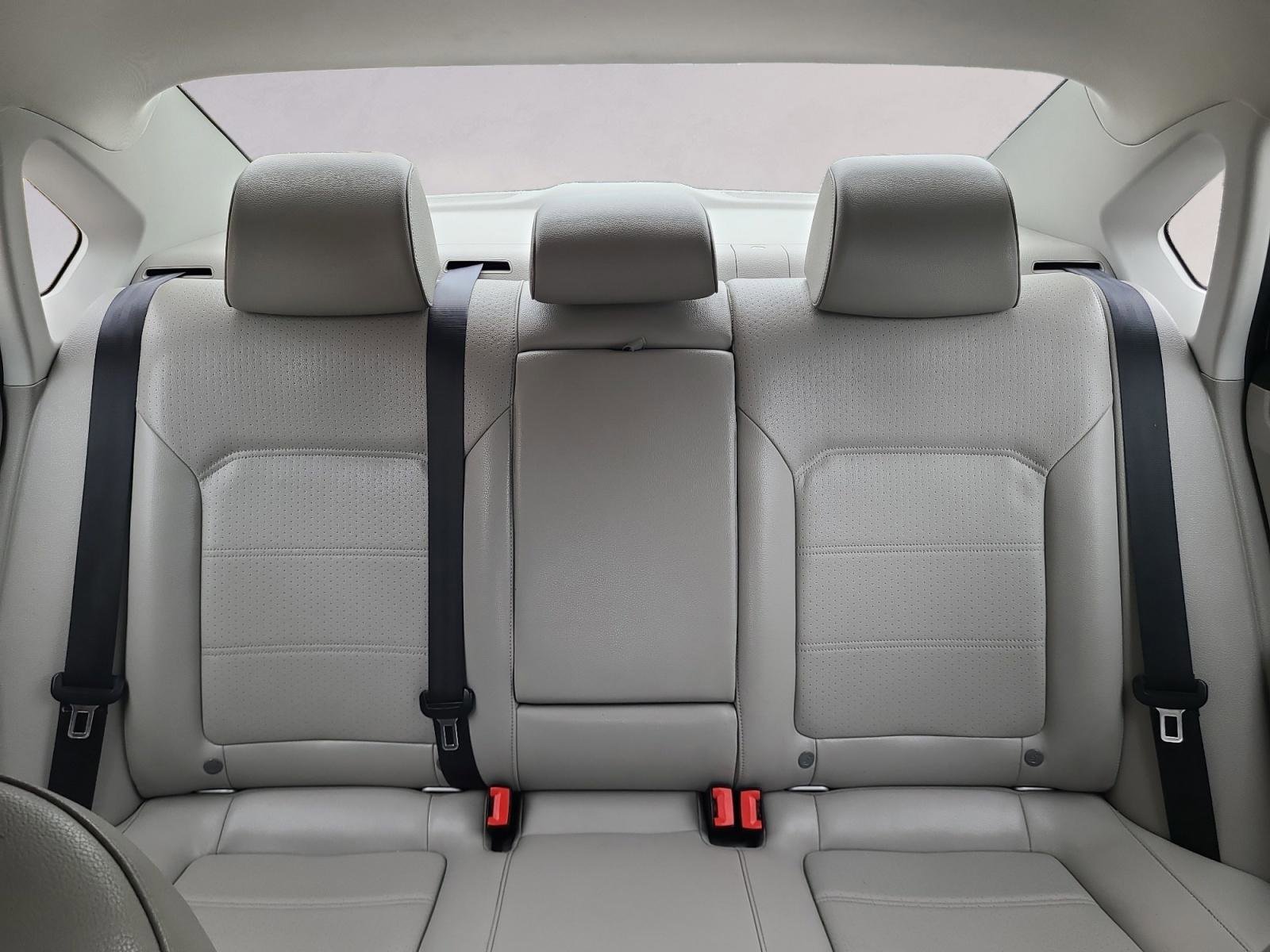 Used 2014 Volkswagen Passat 2.5 SE FWD image 18