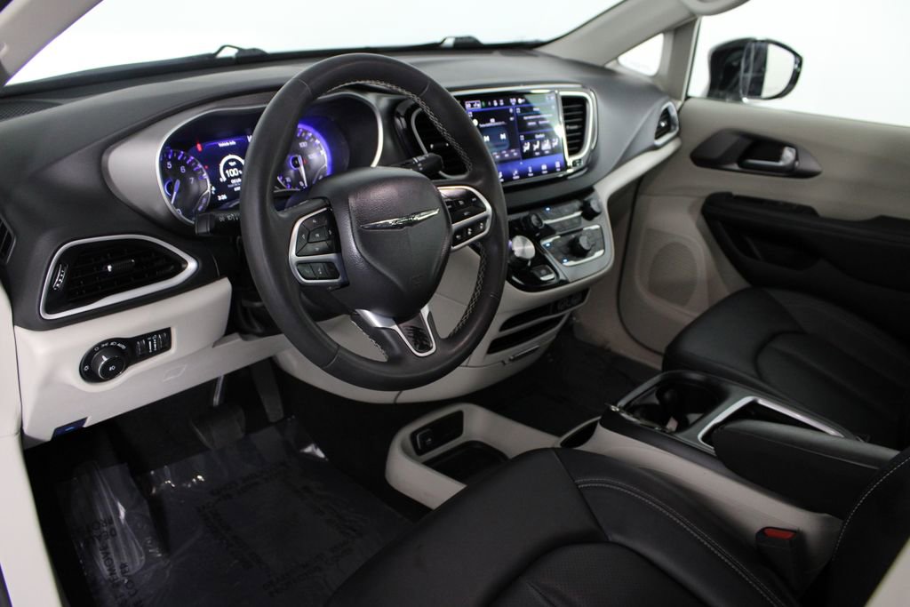 Used 2024 Chrysler Pacifica Touring-L image 17