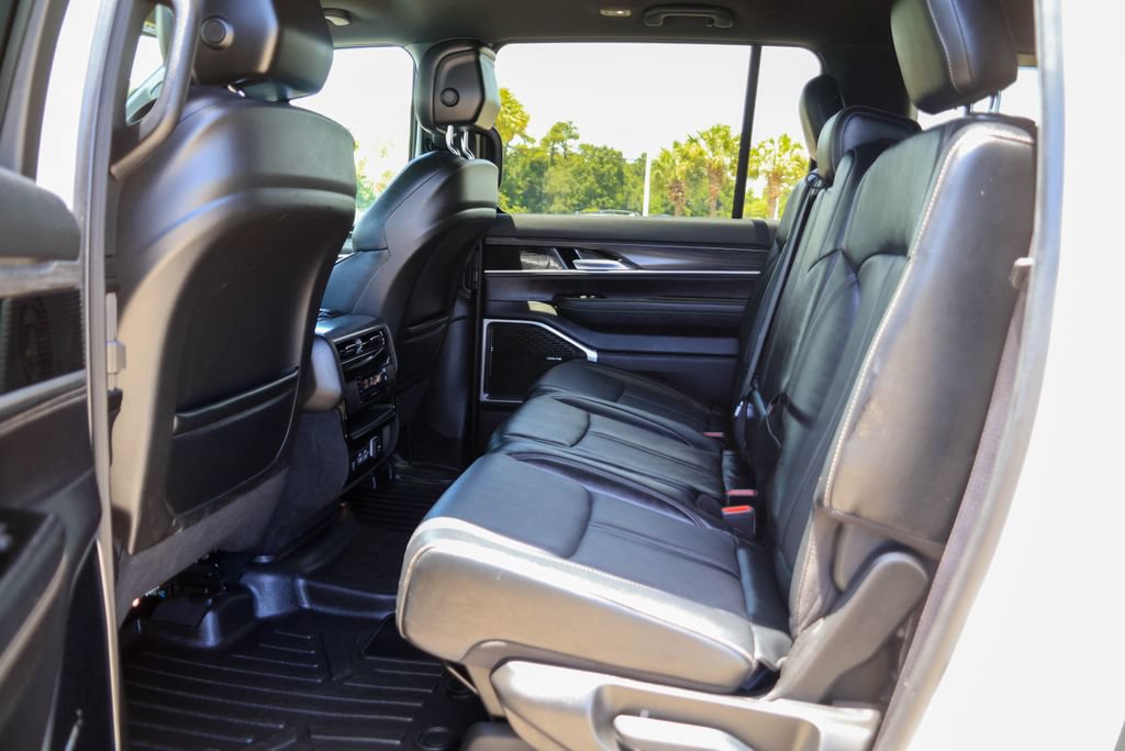 Used 2023 Jeep Wagoneer L Series III w/ Preferred Equipment Group AWD/4WD image 10