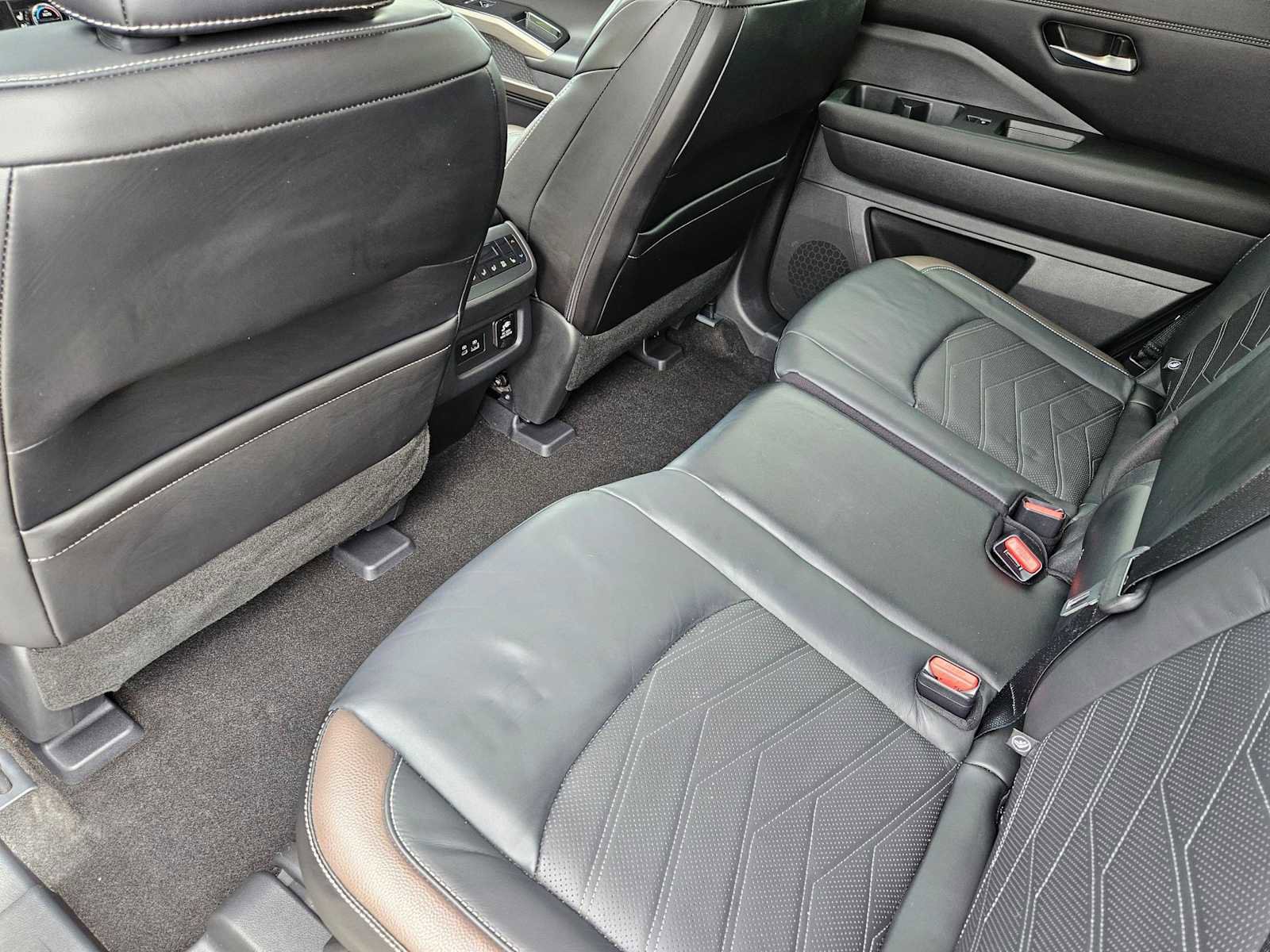 Used 2023 Nissan Pathfinder Platinum w/ Cargo Package AWD/4WD image 15