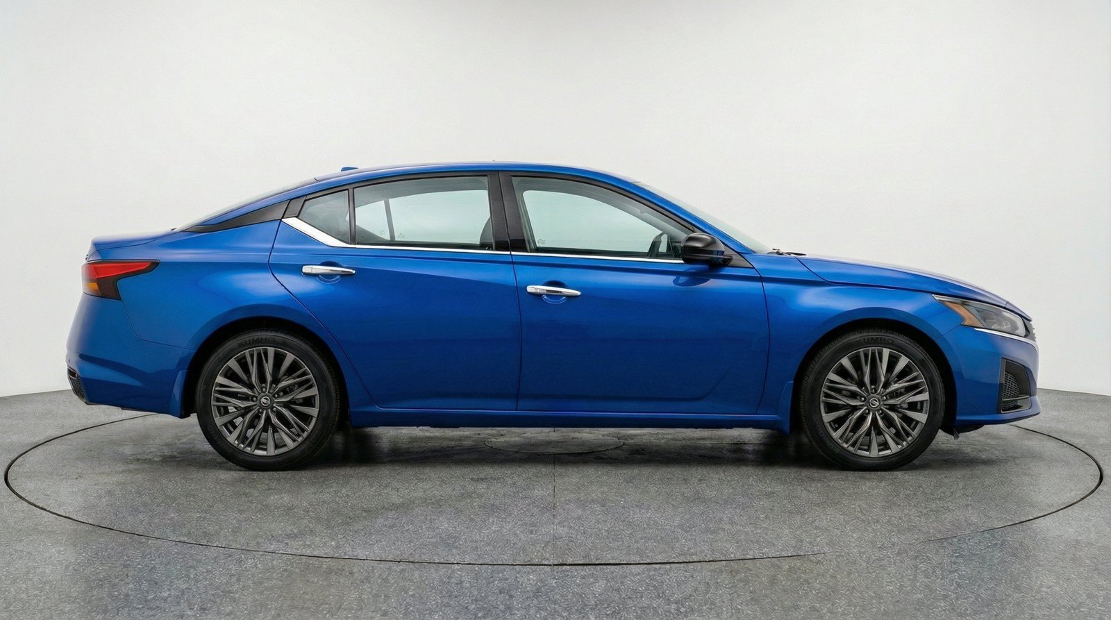 Used 2025 Nissan Altima 2.5 SV FWD image 11