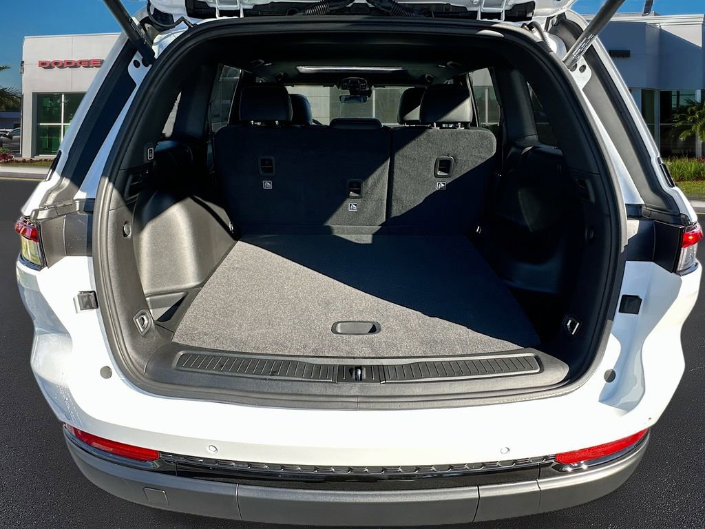 Used 2025 Jeep Grand Cherokee Laredo RWD image 28