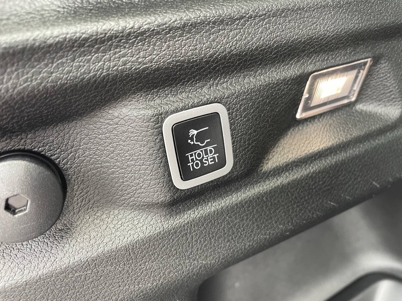 Used 2024 Jeep Grand Cherokee L Limited AWD/4WD image 8