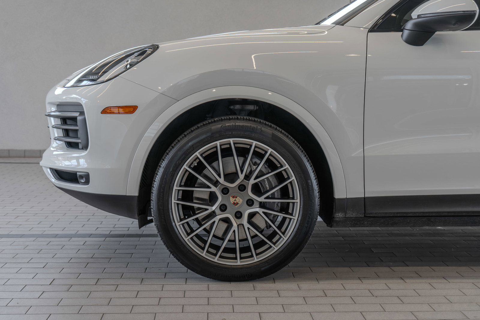 Used 2023 Porsche Cayenne Platinum Edition image 4
