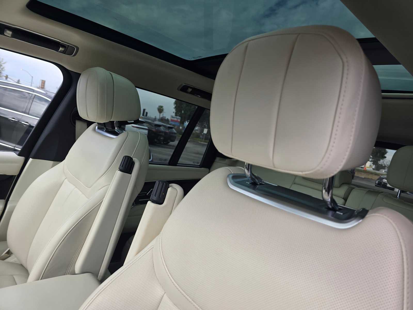 Used 2024 Land Rover Range Rover SE image 25