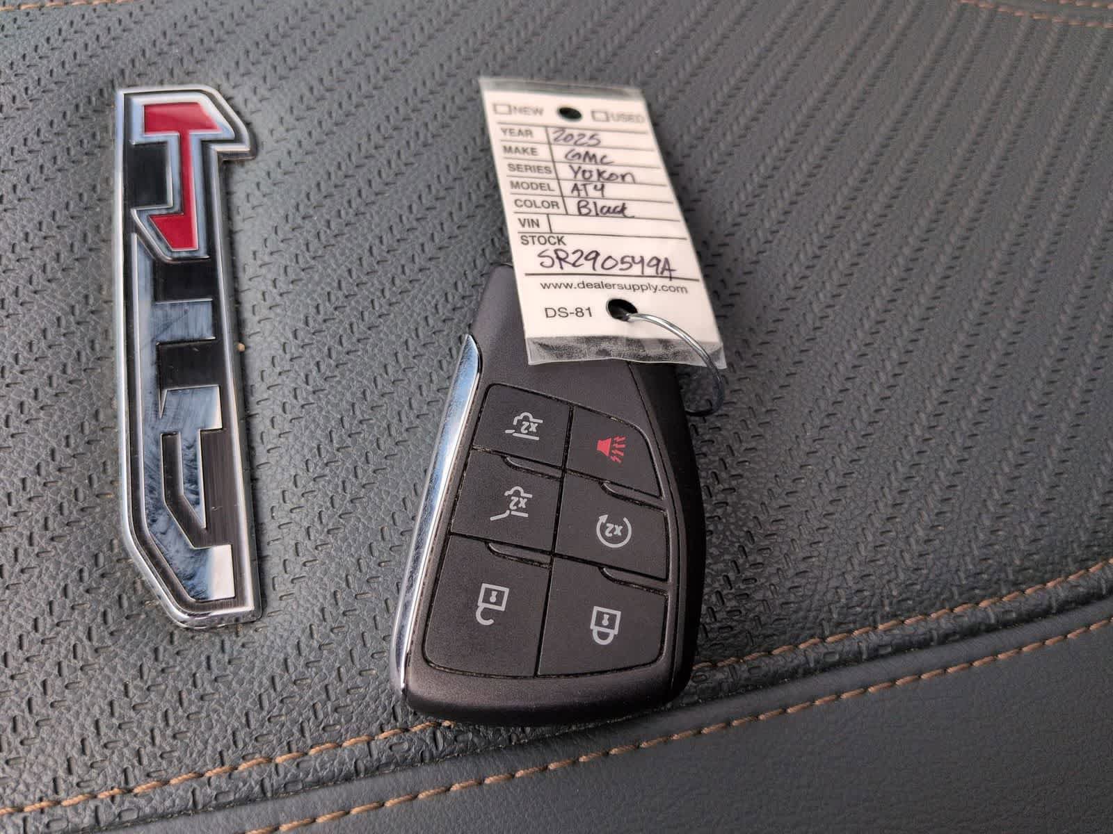 Used 2025 GMC Yukon AT4 w/ AT4 Premium Plus Package AWD/4WD image 34