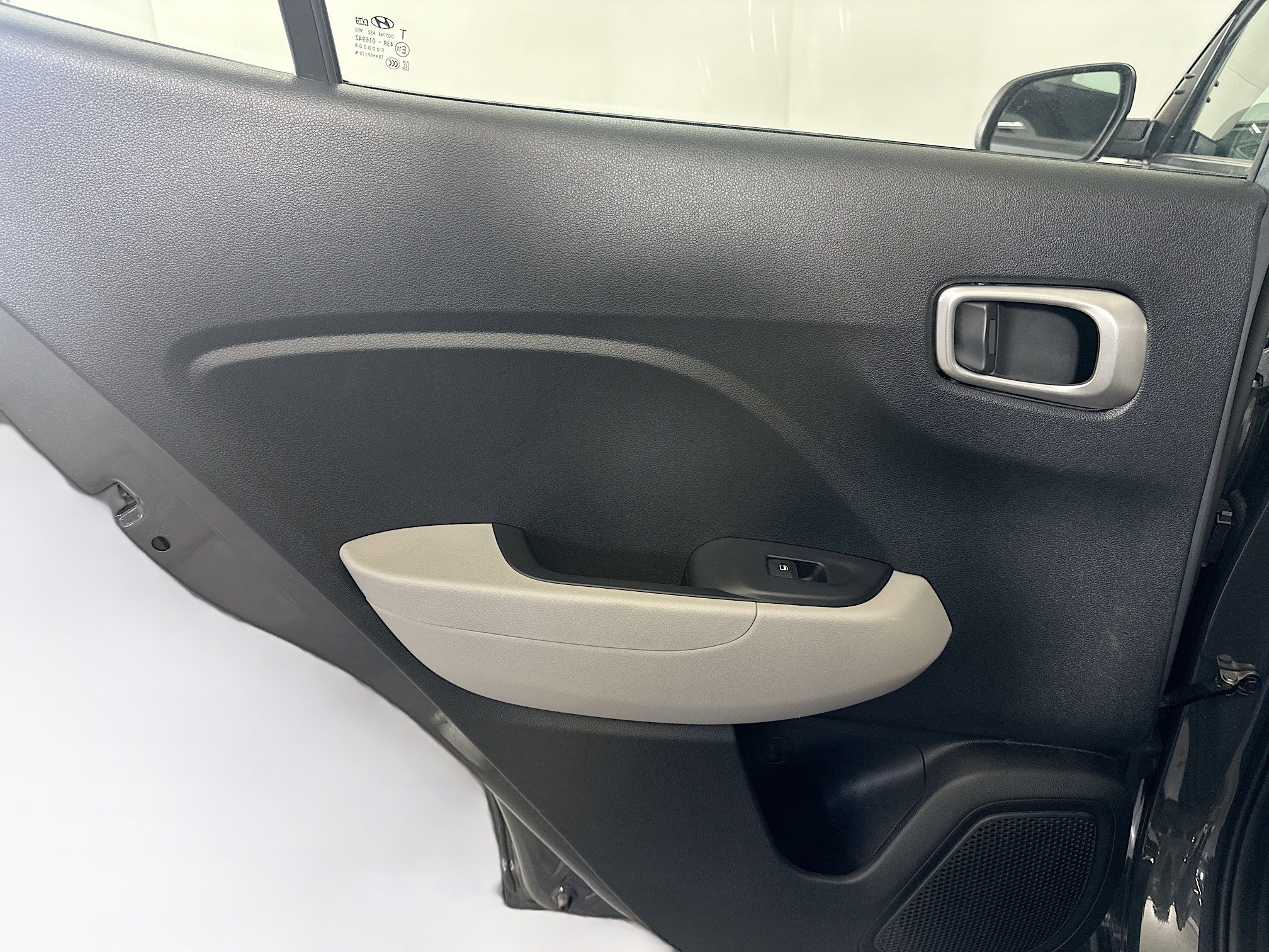 Used 2025 Hyundai Venue SEL image 26