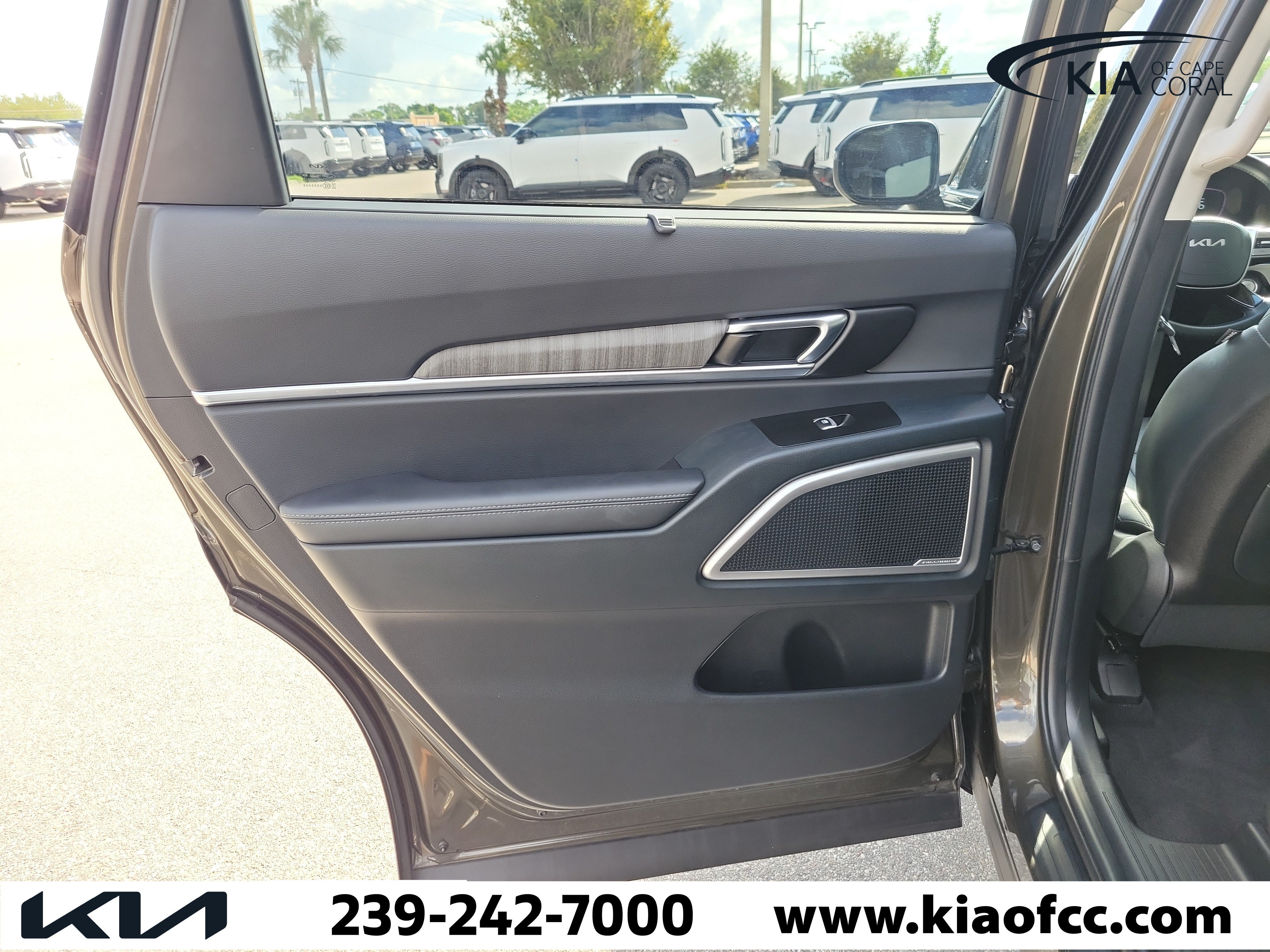 Certified 2024 Kia Telluride EX w/ EX Captain's Chair Package FWD image 15