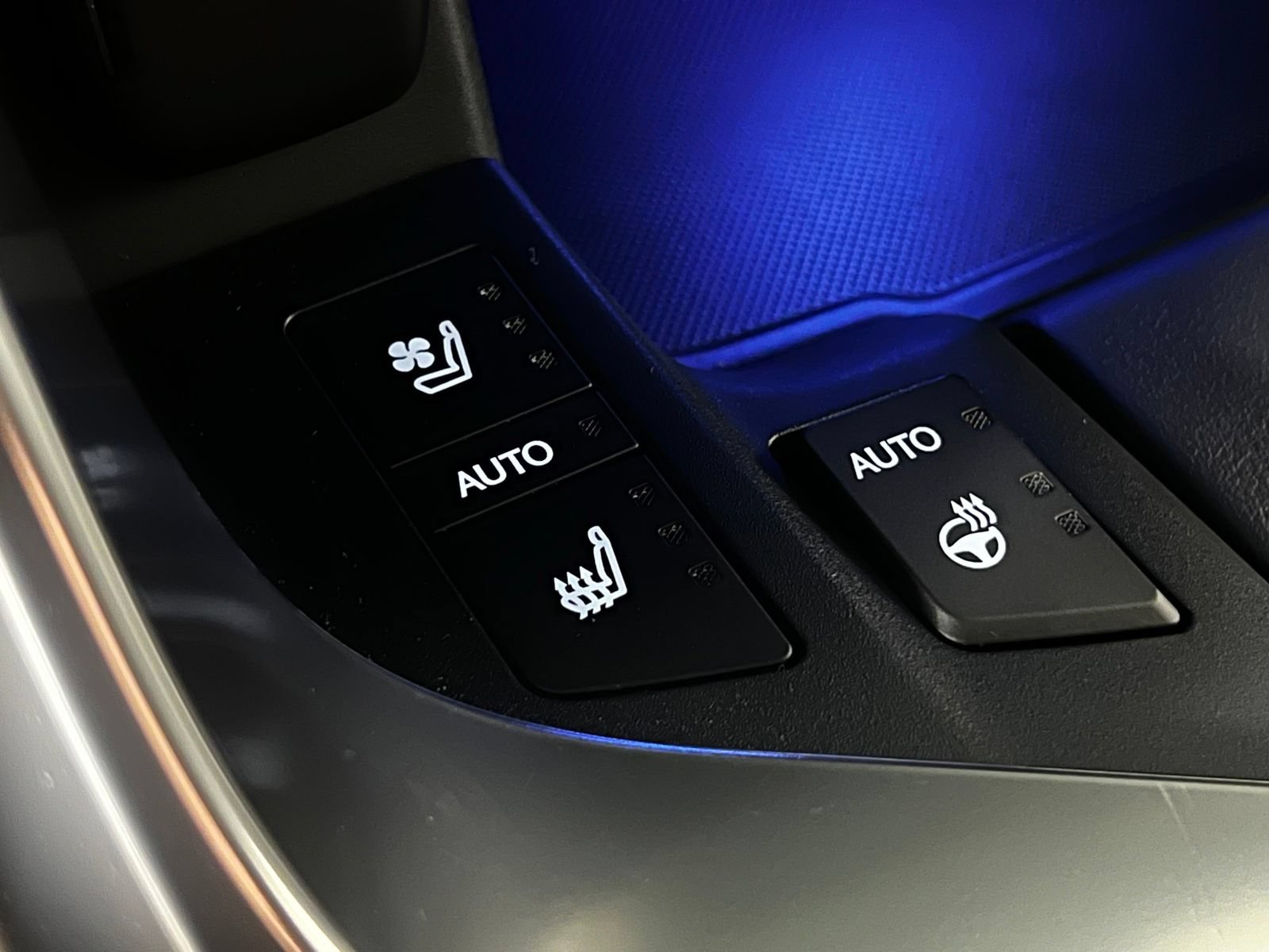 Used 2025 Lexus LX 700h Overtrail AWD/4WD image 19