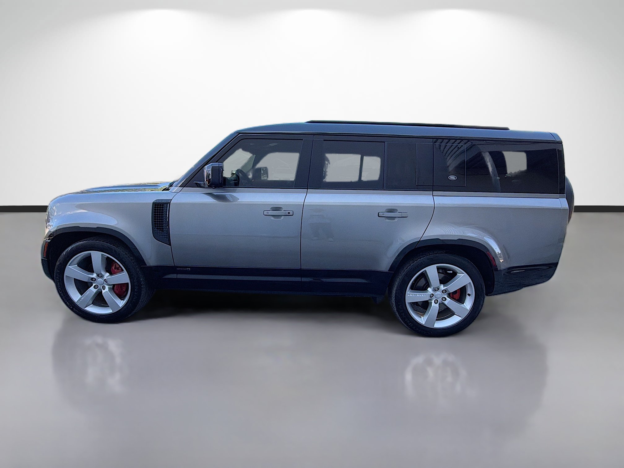 Used 2023 Land Rover Defender 130 X AWD/4WD image 2